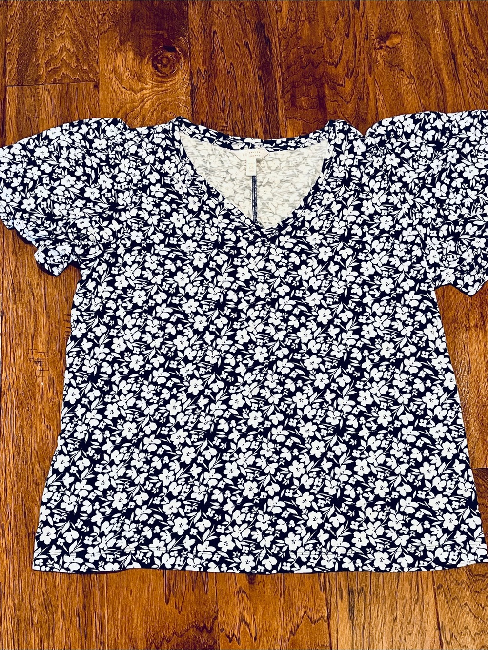 Women's Navy and White Floral V-Neck Top Size 0X
